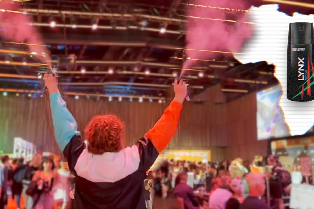 Nam Youtuber nghịch dại khi xịt khử mùi khắp hội trường của một sự kiện Esports