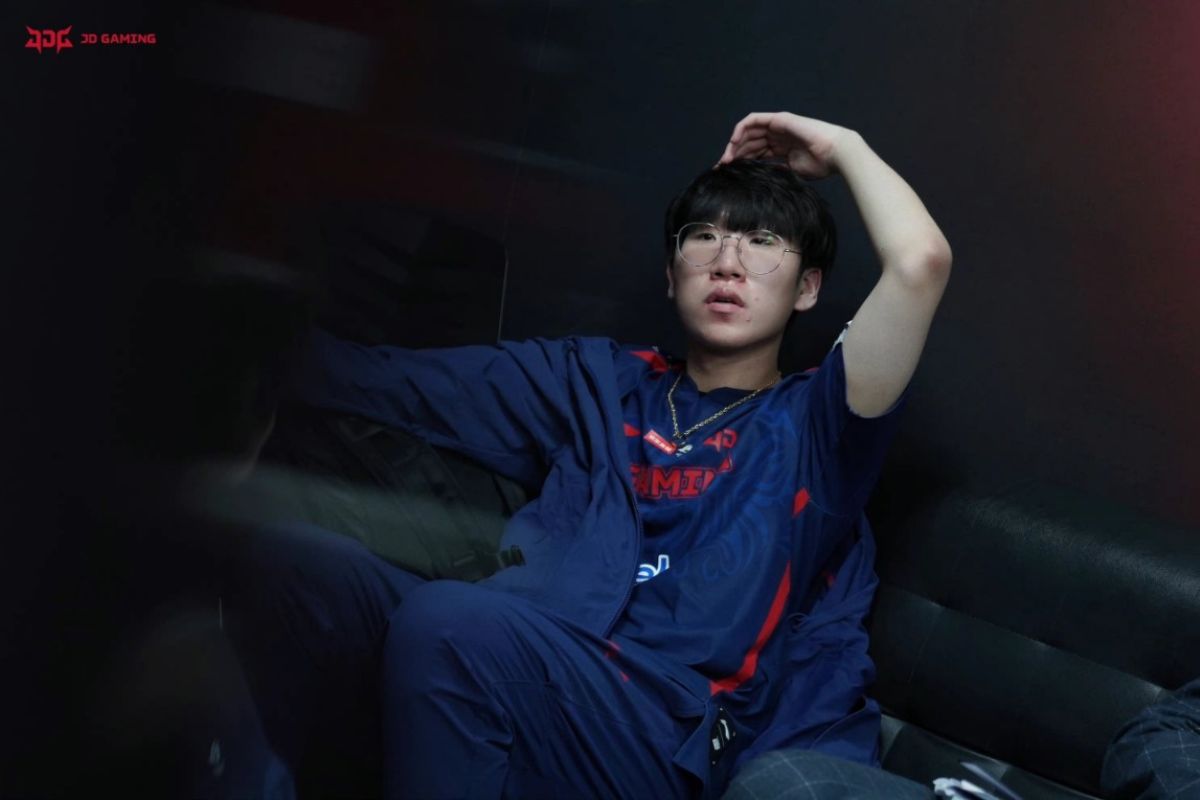 JDG Ruler học cách chơi Aphelios từ Gumayusi, tuyên bố sẽ trừng phạt xạ thủ T1 nếu có cơ hội