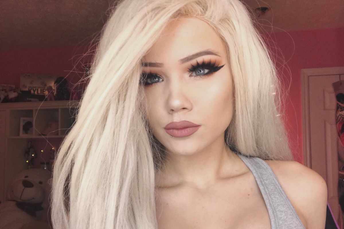 Nữ streamer lên cơn "trầm cảm" vì người xem tới nhà đốt xe của mình