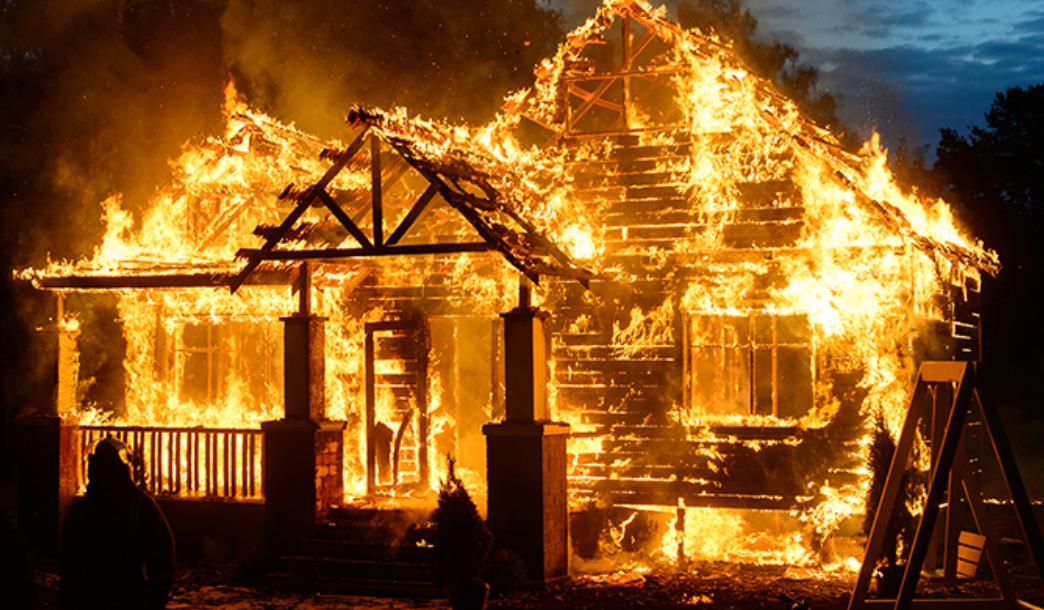 Nghiện donate cho streamer, người đàn ông Nhật Bản đốt nhà tự vẫn, phi tang phim người lớn!