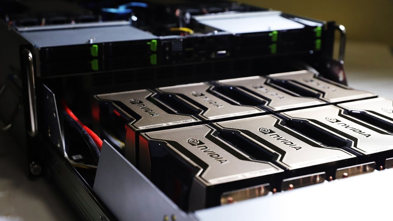 Cổ phiếu Nvidia và AMD "lao dốc" sau khi Mỹ xem xét các hạn chế mới về xuất khẩu chip AI sang Trung Quốc