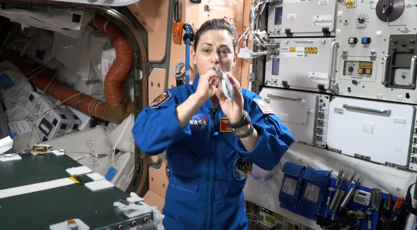 Phi hành gia NASA tái chế thành công nước tiểu và mồ hôi thành nước uống 