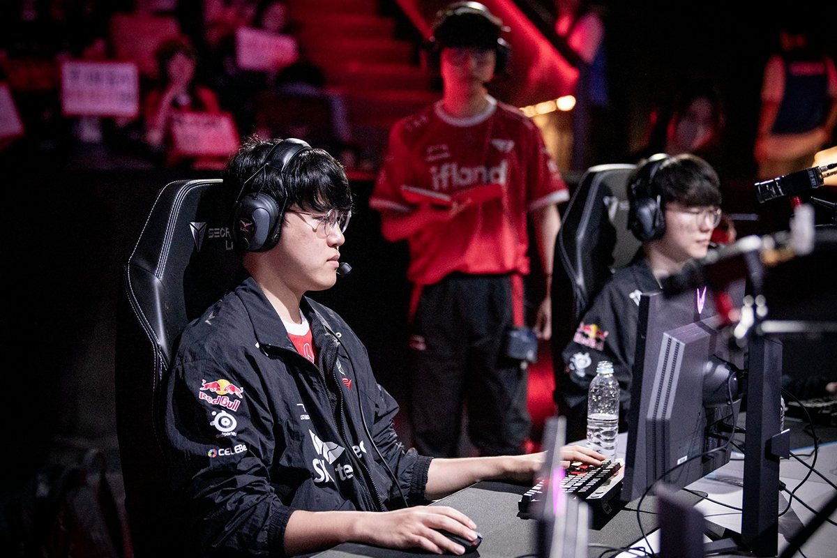 LMHT: Người hâm mộ lo ngại cả Faker và Gumayusi sẽ phải dừng thi đấu vì sức khỏe