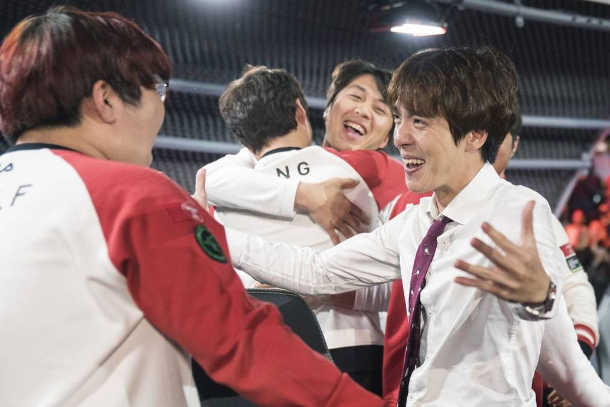 Kể từ khi Kk0ma rời đi, đội hình LMHT của T1 tỏ rõ sự bất ổn trong vị trí HLV trưởng