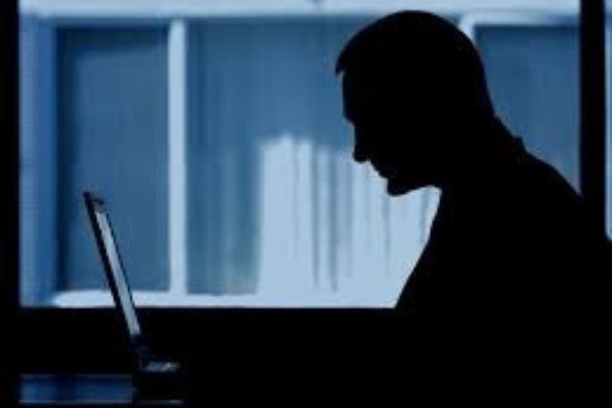 Cày phim xuyên đêm - thói quen xấu của người trẻ