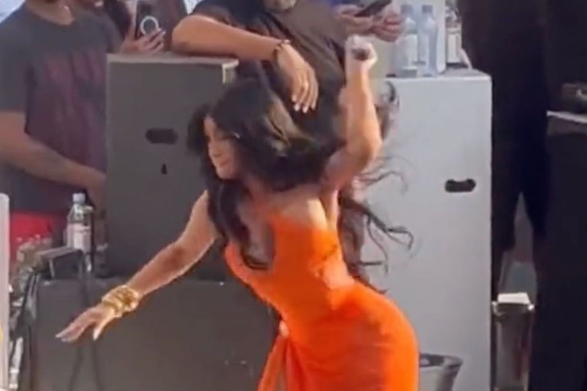 Nữ Rapper Cardi B bất ngờ được chú ý vì màn "chọi" micro vào người hâm mộ