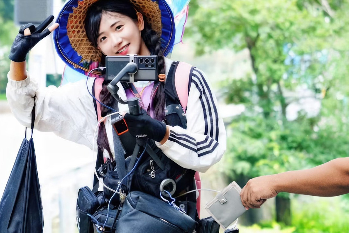 Livestream đi du lịch, nữ streamer nổi tiếng liên tục bị quấy rối, móc túi, thậm chí còn bị giật điện thoại