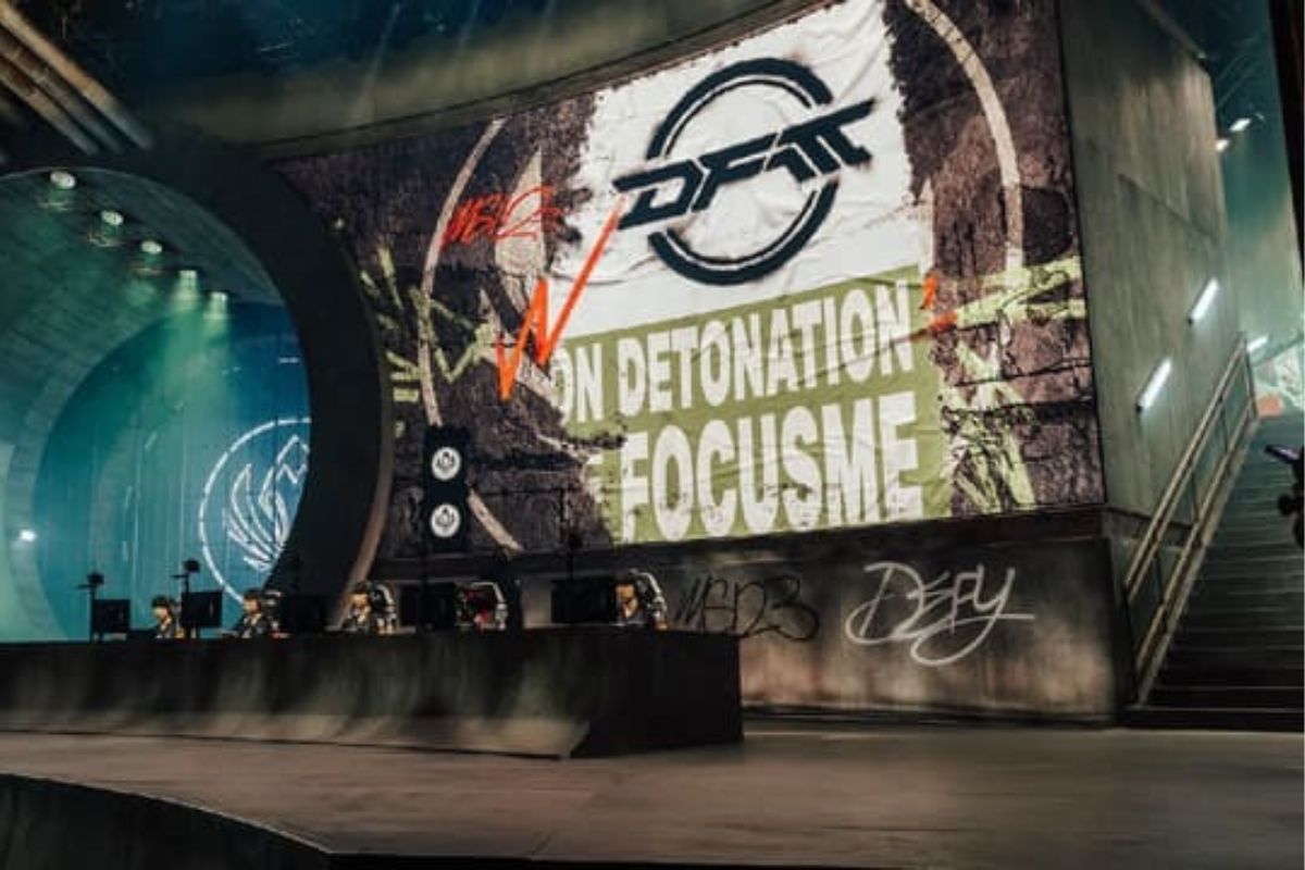 Riot đình chỉ hai huấn luyện viên LMHT sau drama bạo lực tuyển thủ