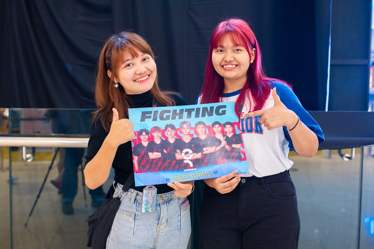 Gặp gỡ những cô nàng fan cứng của Genesis Esports, đội tuyển đầy duyên nợ với Dingoz Xavier