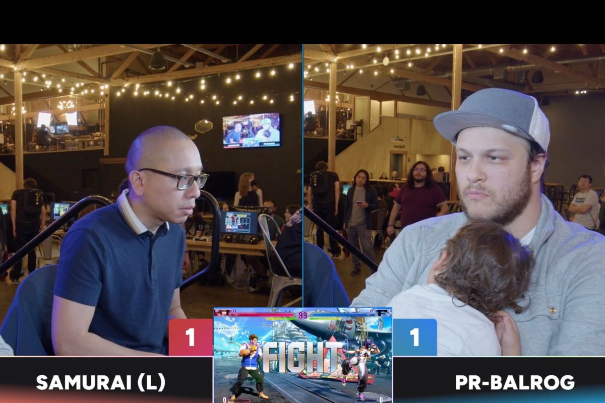 Tuyển thủ Street Fighter 6 vừa thi đấu chung kết tổng vừa ôm con trong lòng