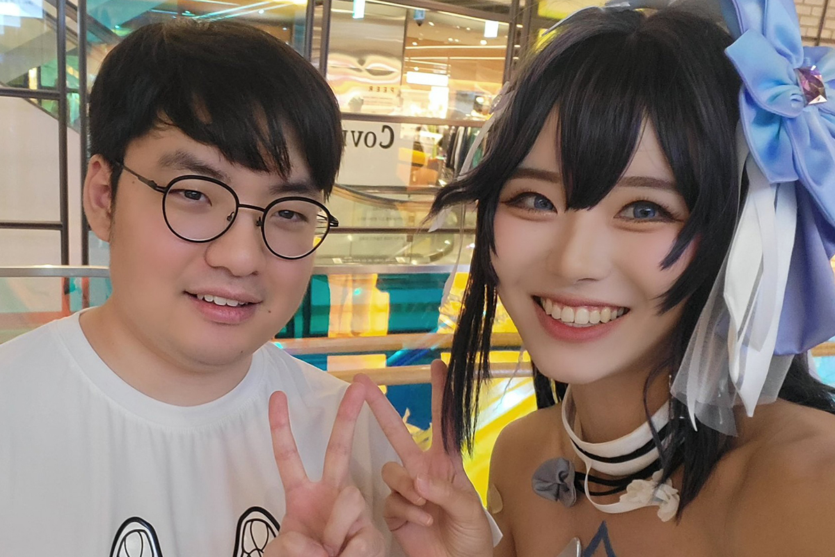 LMHT: BeryL chụp ảnh cùng nữ cosplayer xinh đẹp, hóa ra cô từng xuất hiện trong bức ảnh huyền thoại của Faker