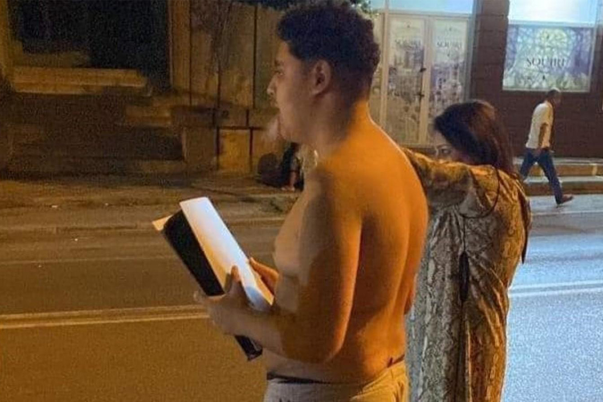 Gặp phải động đất, nam game thủ vội vã ôm chiếc PS5 để chạy trốn gây chú ý cộng đồng