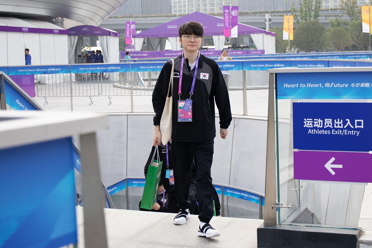 Asian Games 2022: Trung - Hàn đại chiến Bán kết LMHT, hàng trăm Fangirl chờ được nhìn thấy Faker