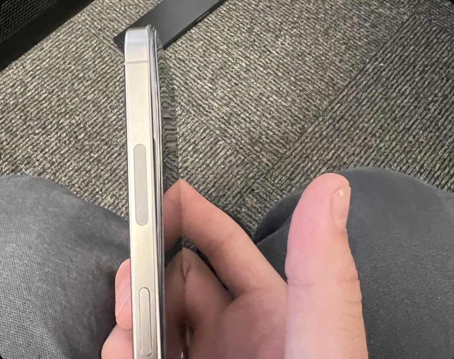 iPhone 15 Pro đầu tiên trên thế giới bị "phồng pin" 