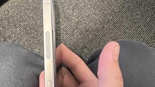 iPhone 15 Pro đầu tiên trên thế giới bị "phồng pin" 