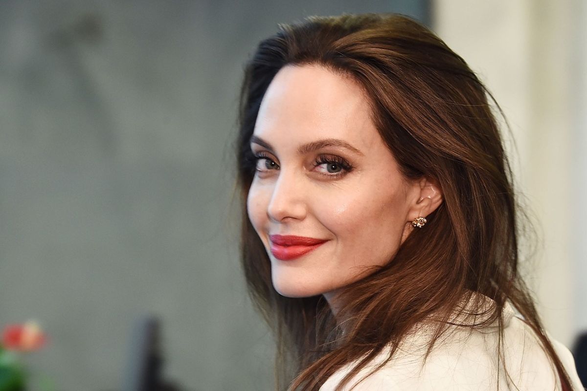 Angelina Jolie hóa thân thành nữ ca sĩ opera trong phim tiểu sử Maria