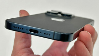 USB-C trên iPhone 15 Pro cho phép sạc ngược... cho sạc dự phòng