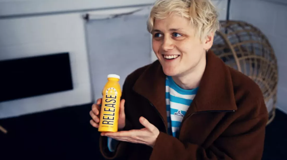 Amazon bị "phốt" cho phép bán nước tiểu đóng chai của tài xế như một loại nước tăng lực