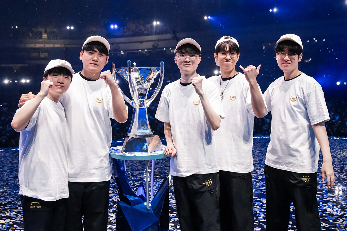 Chuyển nhượng LMHT: HLV Huyền thoại comeback T1, tin đồn Xạ thủ hot nhất LEC gia nhập T1 Academy?