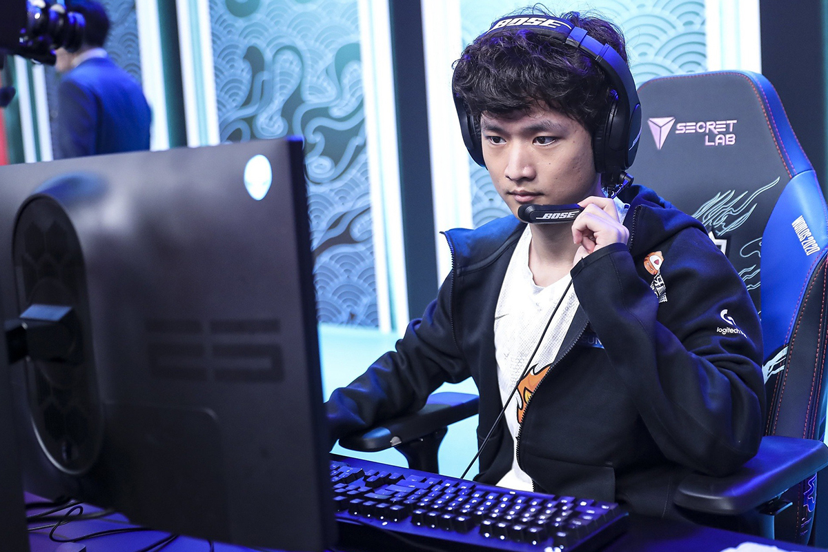 LMHT: Đồng đội của SofM đang phải trải qua giai đoạn khó khăn, quyết định chơi Hỗ trợ để tự cứu chính mình