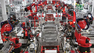 Robot Tesla tấn công kỹ sư, nêu bật vấn đề an toàn khi công nhân làm việc cùng robot