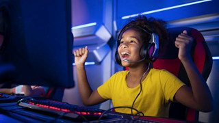 Khảo sát mới cho thấy trẻ bị hư não và thiếu tập trung do sử dụng thiết bị điện tử trong thời gian dài