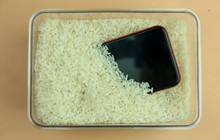 Apple khuyến cáo người dùng không nên cho iPhone bị ướt vào thùng gạo