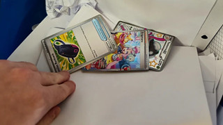 Người hâm mộ Pokemon bất ngờ khi phát hiện một thẻ bài quý giá trong thùng rác