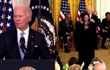 Nữ Diễn Viên Dương Tử Quỳnh Nhận Huân Chương Tự Do Từ Tổng Thống Joe Biden