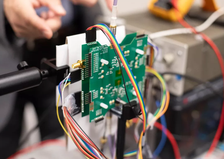 Phát Triển Thành Công Chip Siêu Nhỏ Có Thể Nhìn Xuyên Vật Liệu