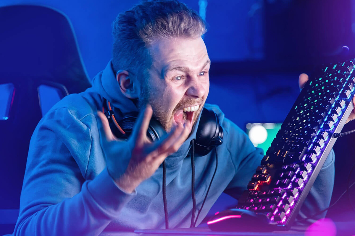 Mâu thuẫn trong game, nam thanh niên đến thẳng nhà đối thủ để hành hung