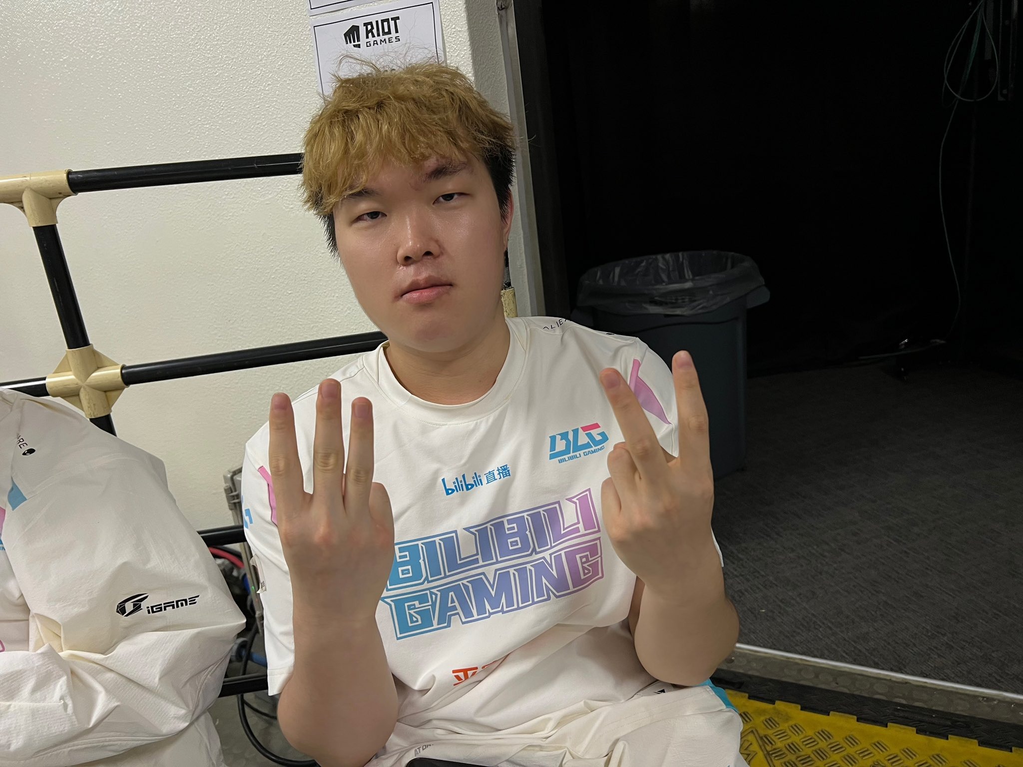 LMHT: BLG Bin cho rằng Riot gián tiếp giúp đỡ T1, khán giả chỉ ra sự thật trong màn trình diễn của BLG