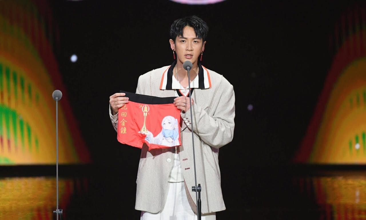 Nam Diễn Viên Kha Chấn Đông Gây Sốt Với Chiếc "Quần In Hình Vợ Frieren" Tại Giải Golden Bell Đài Loan