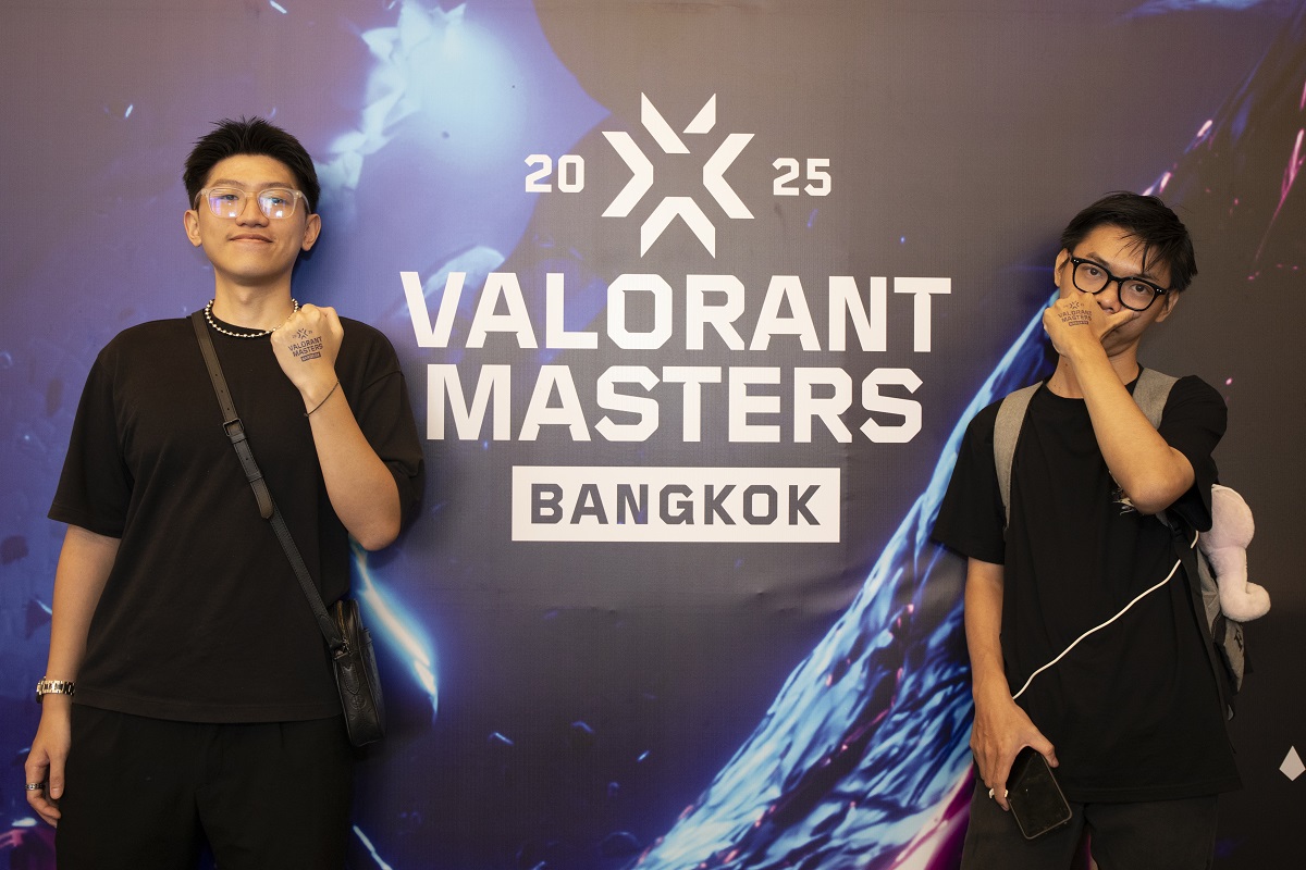 VALORANT Masters Bangkok 2025: Hai Bạn Trẻ May Mắn Hòa Chung Niềm Vui Với Người Hâm Mộ