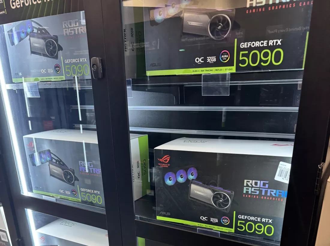 RTX 5090 tăng giá chóng mặt và “cháy hàng” chỉ sau vài giờ lên kệ.