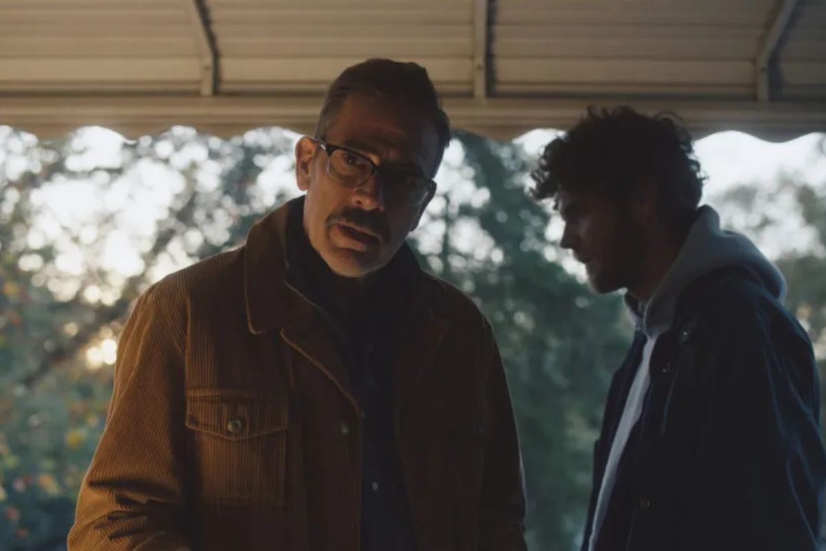 Cặp Đôi Ngôi Sao Trong Series The Boy Thành Điều Tra Viên Trong Trailer Neighborhood Watch