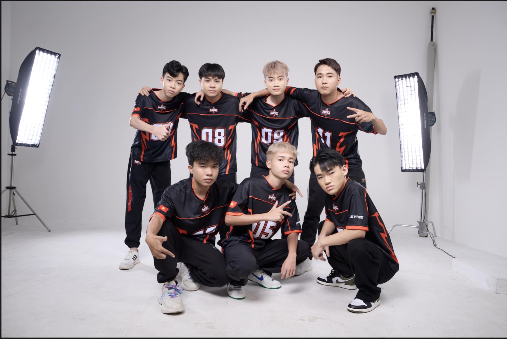 Free Fire: Huấn Luyện Viên Walking Among Gods Tự Hào Khi Được Trao Bằng Khen