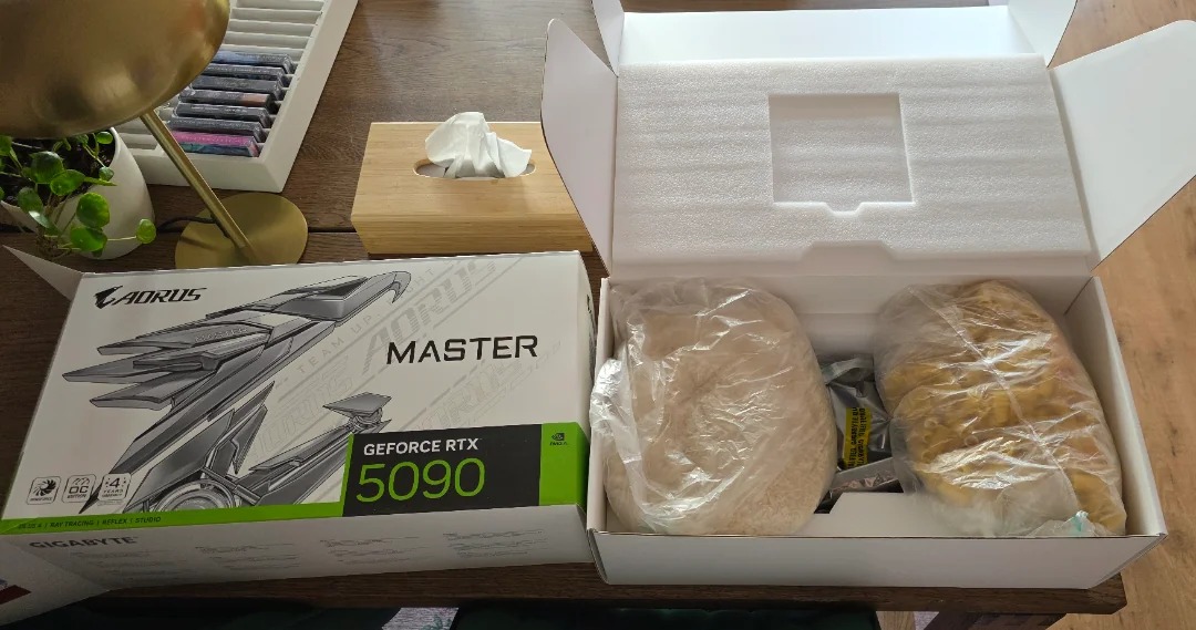 Khách nhận được gạo, mì và GPU lạ khi mua RTX 5090 trên Amazon