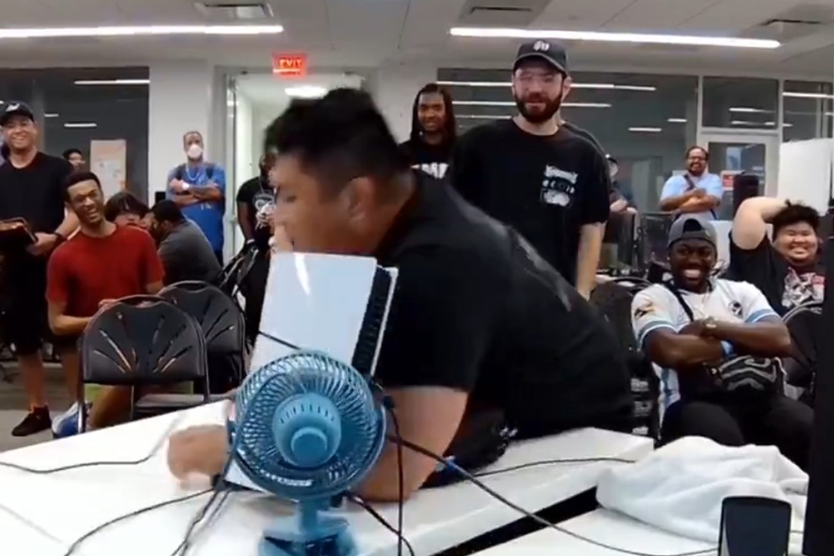 Ăn mừng vô địch quá trớn, nam game thủ khiến một chiếc PS5 bay khỏi bàn