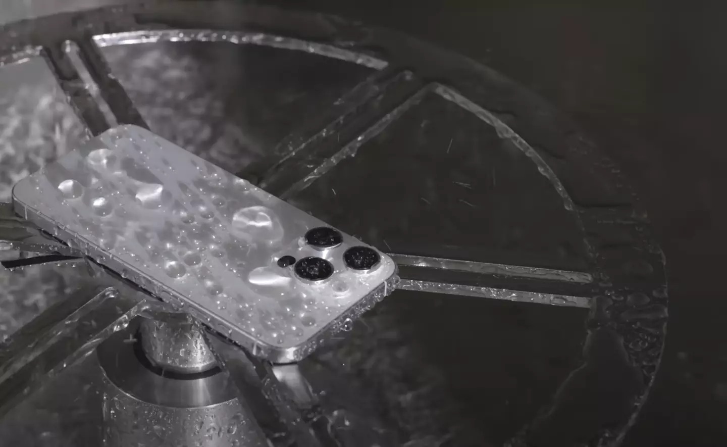 Apple hé lộ quy trình kiểm tra độ bền khắt khe của iPhone tại WWDC 2025