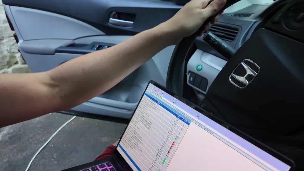 Game thủ biến Honda CR-V 2012 thành tay cầm chơi game Need for Speed Underground