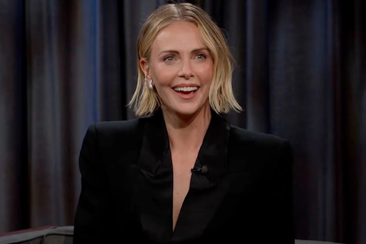 Charlize Theron Chỉ Trích Các Studio Hollywood Vì Không Dám "Mạo Hiểm" Với Phim Hành Động Nữ Chính