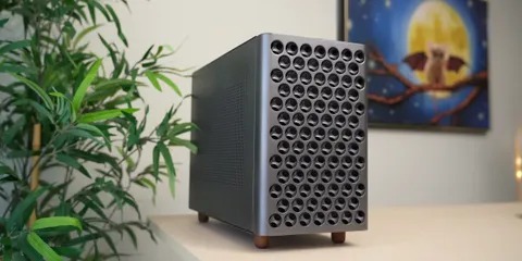 YouTuber chế tạo PC chơi game nhỏ gọn như Mac Pro, cấu hình "khủng" chỉ dưới 700 USD
