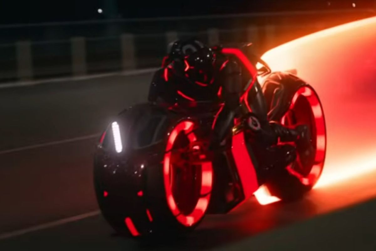 Hé Lộ Phản Diện Của Tron: Ares Qua Hình Ảnh Mới Do Evan Peters Và Gillian Anderson Thủ Vai