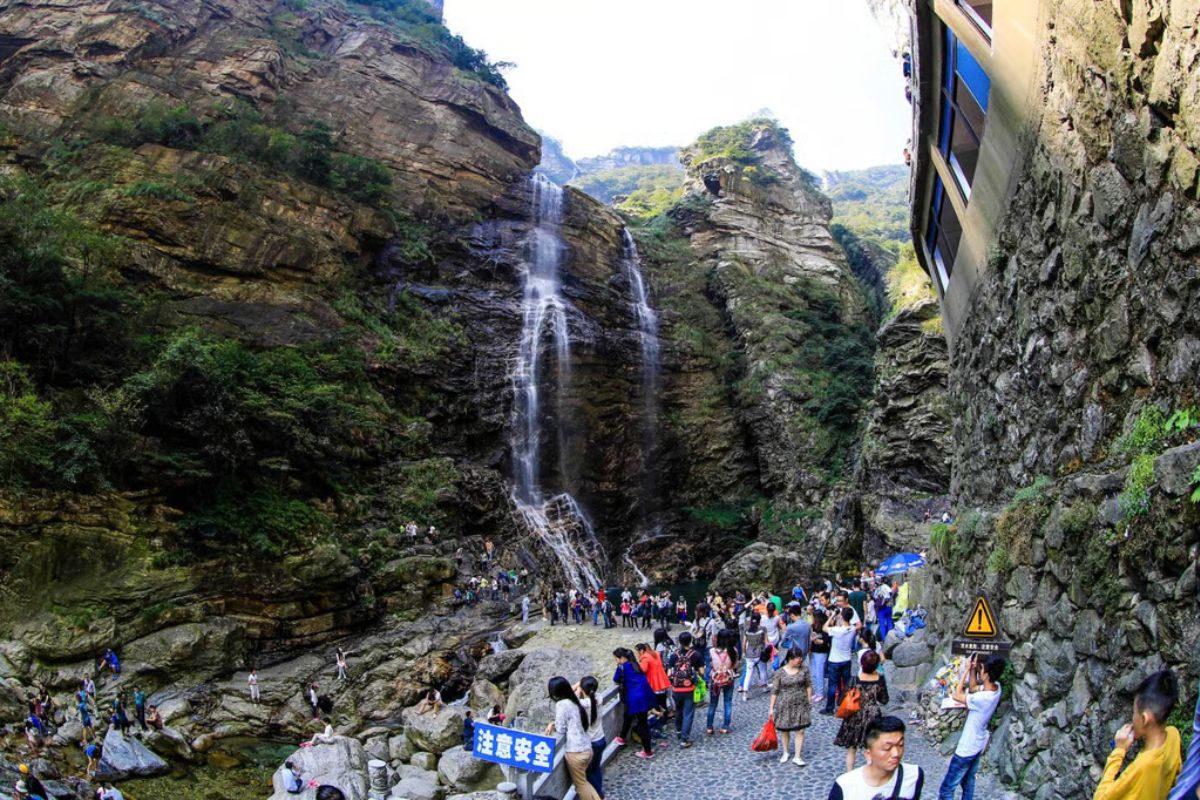 Một Người Đàn Ông Trung Quốc Quyết Định Tiến Vào Nơi Hoang Dã Để Quên Bạn Gái Cũ