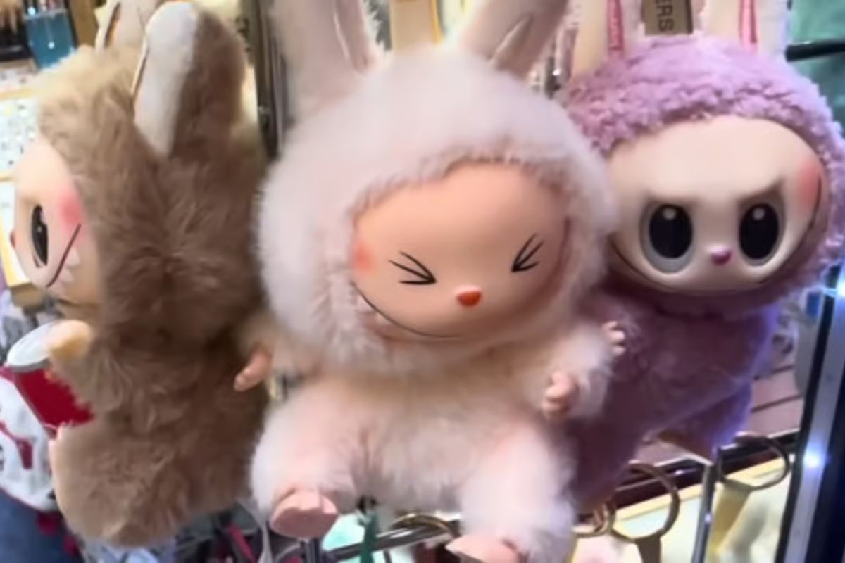 “Lafufu” Tràn Ngập Thị Trường Khi Người Hâm Mộ Vật Lộn Tìm Mua Labubu Hàng Thật