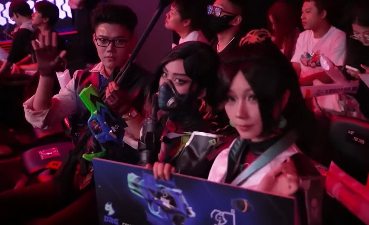 Flashing Fangirl là gì? Từ định nghĩa tiêu cực đến phong trào người hâm mộ mới 