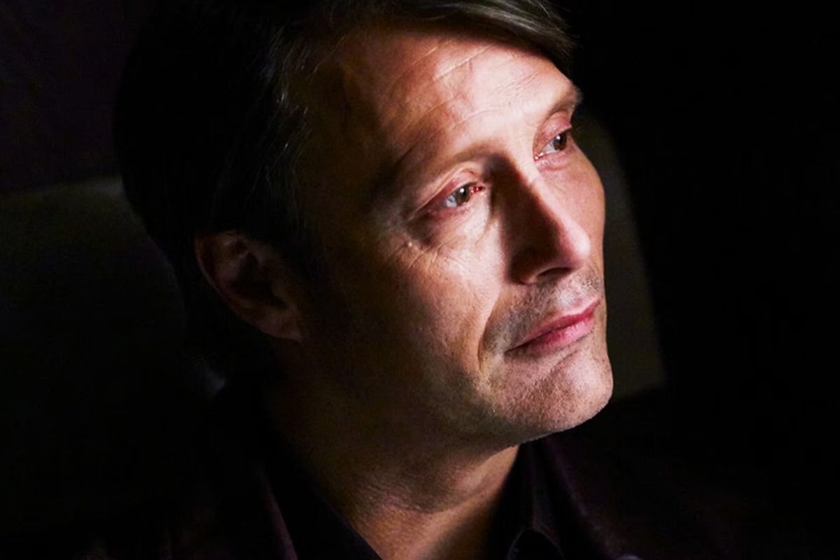 Phim Dust Bunny Hé Lộ Hình Ảnh Đầu Tiên Về Vai Diễn Của Sao Nam Mads Mikkelsen