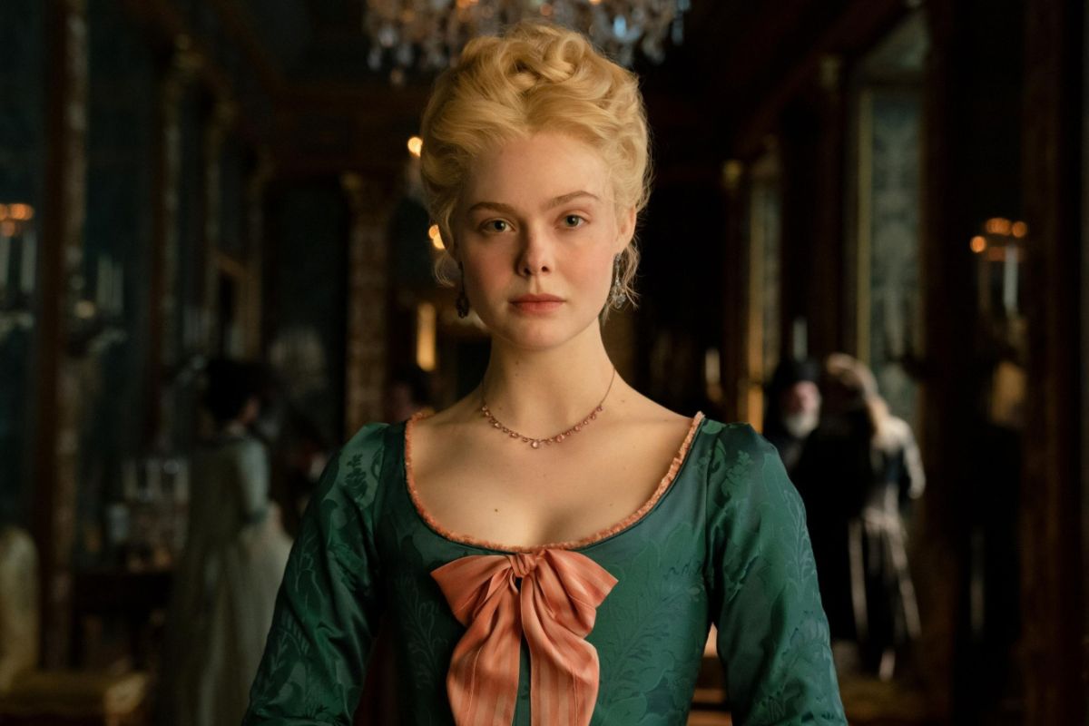Elle Fanning Cảm ơn Người Hâm Mộ Vì Vai Diễn Effie Trinket Trong The Hunger Games