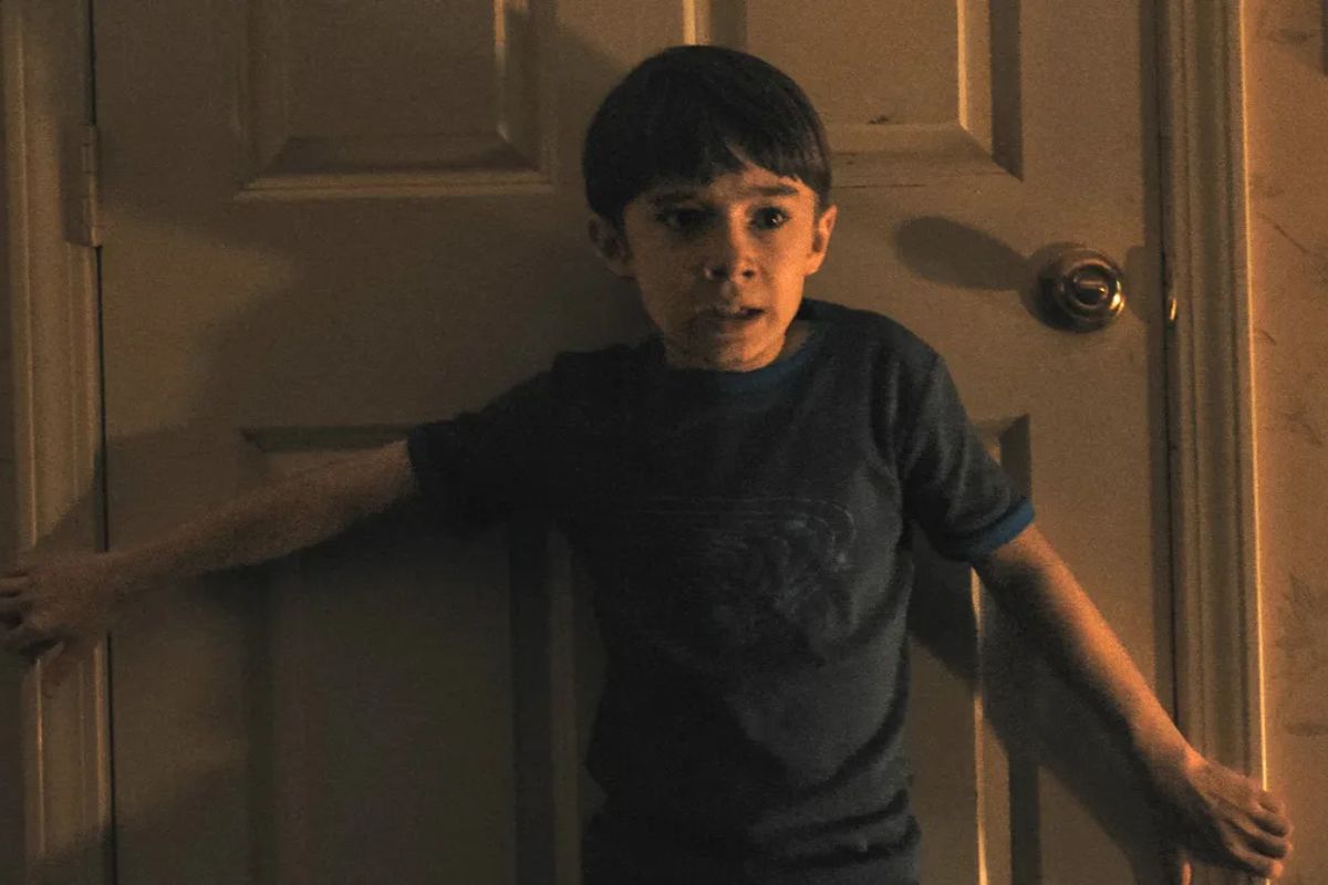 Đạo Diễn Zach Cregger Giải Thích Cảnh Súng Lơ Lửng Trong Phim Kinh Dị Weapons